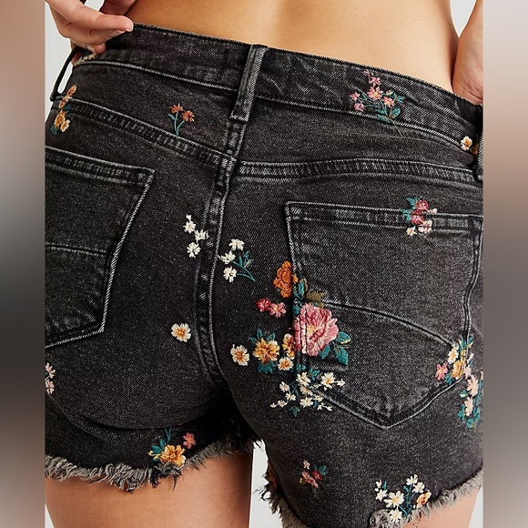 Aqua Pants - AQUA Connie Floral Embroidered Denim Shorts in Black Size 25